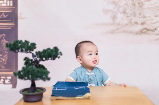 肇州怀孕肚子中间凹两边凸